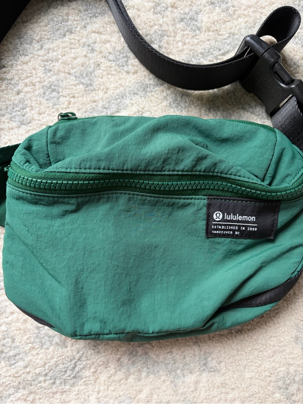 lululemon athletica Forest Green Crossbody Belt Bag with Black Strap - Picture 2 of 4